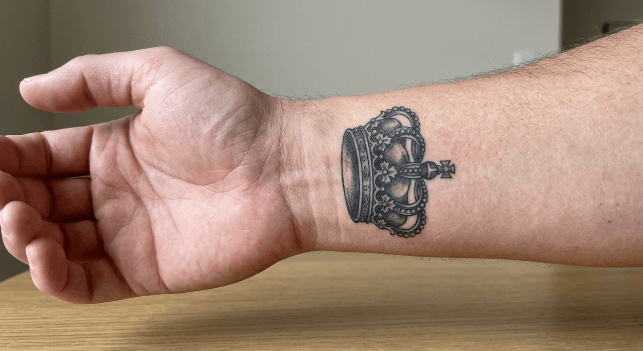 ブラック&グレーの王冠タトゥーの参考例